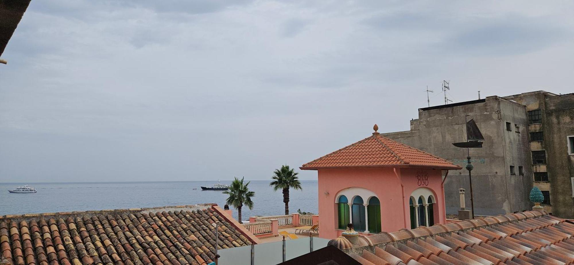 Lucia & Giovanni Giardini Naxos Bilik gambar